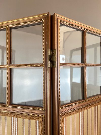 Alter Paravent mit vier Blättern - Geschnitztes Holz, Glas und gestreifter Stoff - 19. Jahrhundert