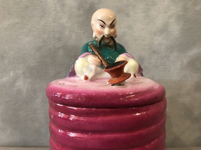 Pot à tabac ancien en faïence d'époque 19 ème, représentant un magot 