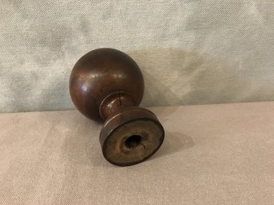 Palla da scala in legno massiccio, probabilmente noce del XIX secolo