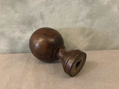 Palla da scala in legno massiccio, probabilmente noce del XIX secolo