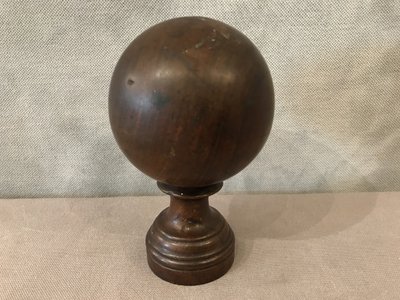 Palla da scala in legno massiccio, probabilmente noce del XIX secolo