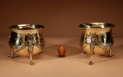 Pair of decorative planters in embossed brass, dinanderie style.