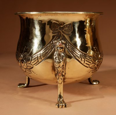 Pair of decorative planters in embossed brass, dinanderie style.