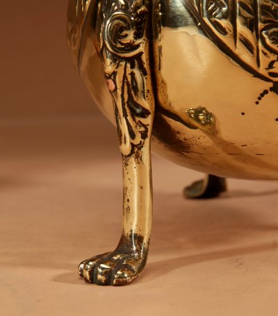 Pair of decorative planters in embossed brass, dinanderie style.