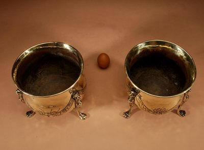 Pair of decorative planters in embossed brass, dinanderie style.