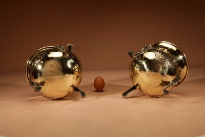 Pair of decorative planters in embossed brass, dinanderie style.