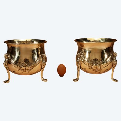 Pair of decorative planters in embossed brass, dinanderie style.
