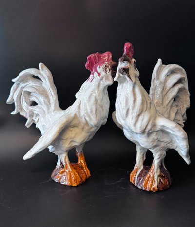 Pair of roosters in white glazed terracotta - Sculpture - Barbotine