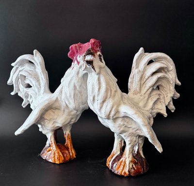 Pair of roosters in white glazed terracotta - Sculpture - Barbotine