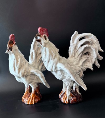 Pair of roosters in white glazed terracotta - Sculpture - Barbotine