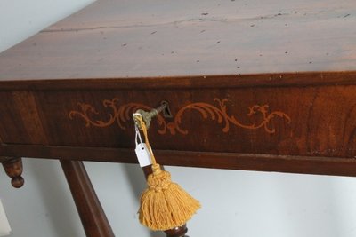 Petite table ancienne - Bureau Charles X 1830 en marqueterie de noyer et érable. Mesure 73 X 42 H 75