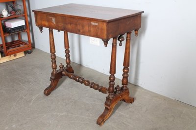 Petite table ancienne - Bureau Charles X 1830 en marqueterie de noyer et érable. Mesure 73 X 42 H 75