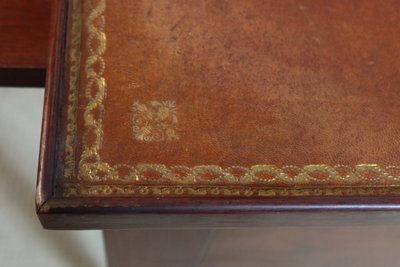 Scrivania in mogano XIX