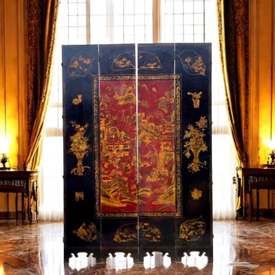 LARGE CHINESE CANTON PARALAVENT IN RED, BLACK AND GOLD LAQUER FROM THE LAQUERS OF THE LAQUERS OF THE LAST 18TH AND EARLY 19TH CENTURIES