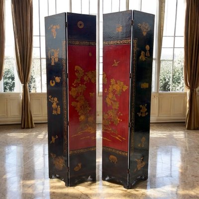 LARGE CHINESE CANTON PARALAVENT IN RED, BLACK AND GOLD LAQUER FROM THE LAQUERS OF THE LAQUERS OF THE LAST 18TH AND EARLY 19TH CENTURIES