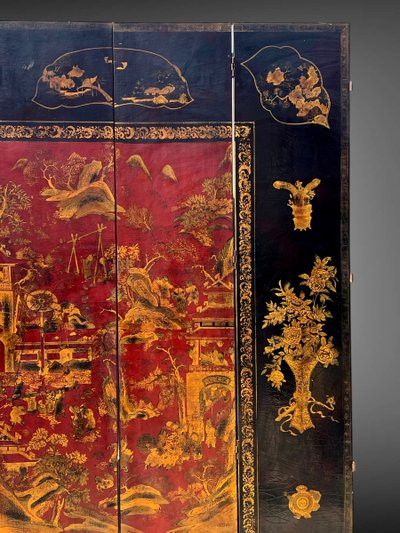 LARGE CHINESE CANTON PARALAVENT IN RED, BLACK AND GOLD LAQUER FROM THE LAQUERS OF THE LAQUERS OF THE LAST 18TH AND EARLY 19TH CENTURIES
