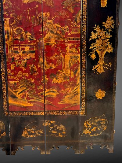 LARGE CHINESE CANTON PARALAVENT IN RED, BLACK AND GOLD LAQUER FROM THE LAQUERS OF THE LAQUERS OF THE LAST 18TH AND EARLY 19TH CENTURIES