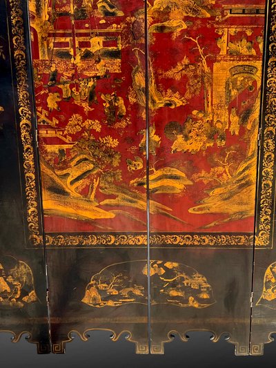LARGE CHINESE CANTON PARALAVENT IN RED, BLACK AND GOLD LAQUER FROM THE LAQUERS OF THE LAQUERS OF THE LAST 18TH AND EARLY 19TH CENTURIES