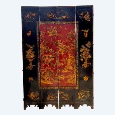 LARGE CHINESE CANTON PARALAVENT IN RED, BLACK AND GOLD LAQUER FROM THE LAQUERS OF THE LAQUERS OF THE LAST 18TH AND EARLY 19TH CENTURIES