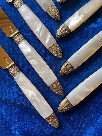 15 mother-of-pearl and vermeil fruit knives.