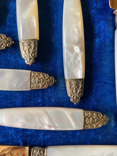 15 mother-of-pearl and vermeil fruit knives.