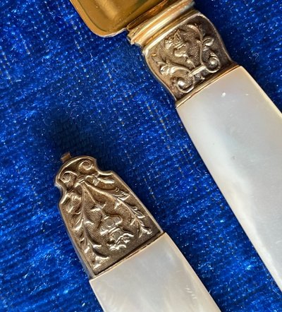 15 mother-of-pearl and vermeil fruit knives.
