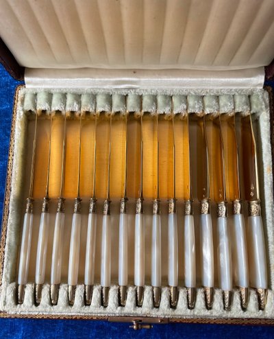 15 mother-of-pearl and vermeil fruit knives.