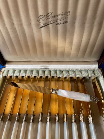 15 mother-of-pearl and vermeil fruit knives.