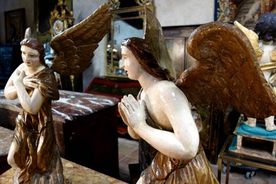 Coppia di angeli in legno policromato, XVIII secolo