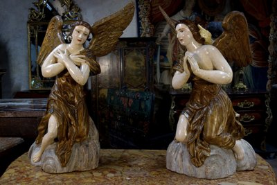 Coppia di angeli in legno policromato, XVIII secolo