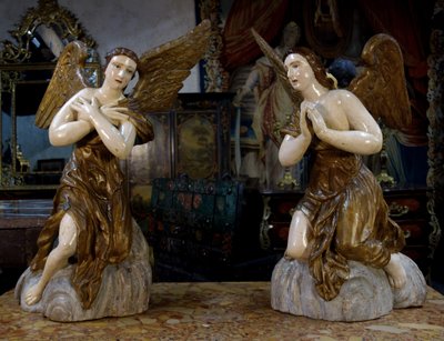 Coppia di angeli in legno policromato, XVIII secolo