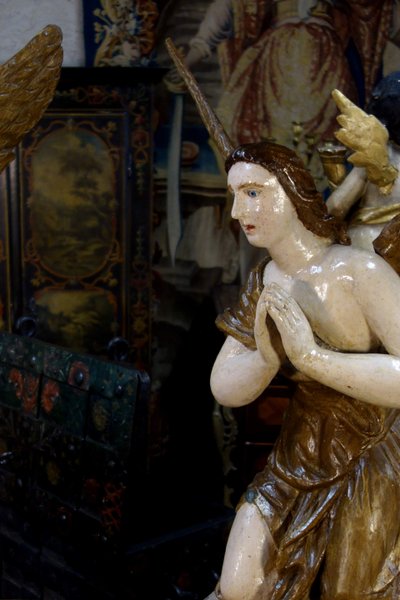 Coppia di angeli in legno policromato, XVIII secolo