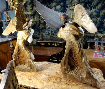 Coppia di angeli in legno policromato, XVIII secolo