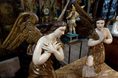 Coppia di angeli in legno policromato, XVIII secolo