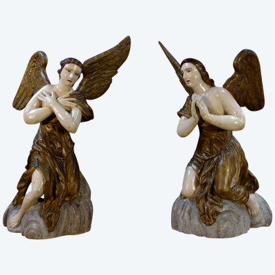 Coppia di angeli in legno policromato, XVIII secolo
