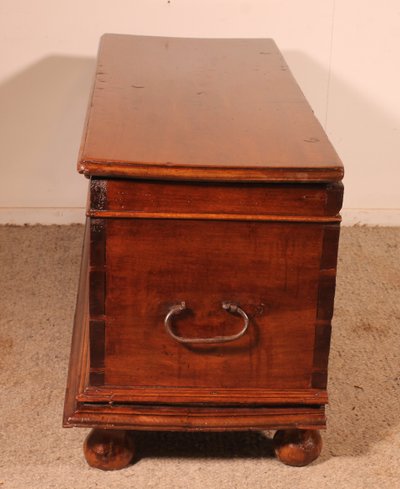 Cassapanca in noce spagnola del XVII secolo