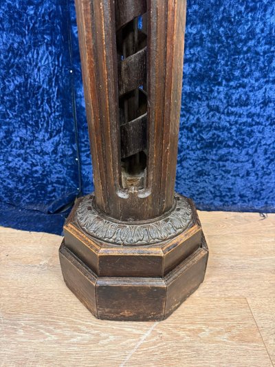 Pedestal / staircase: 18th century column with worm screw inside