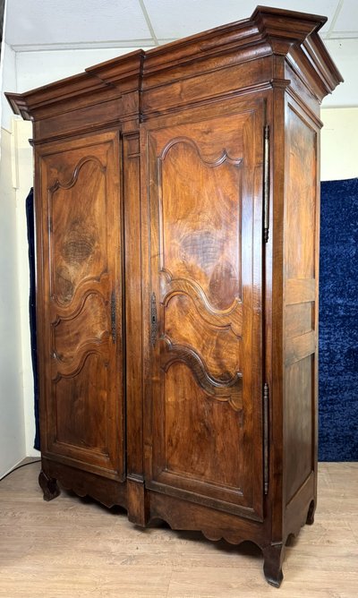 Magnificent Louis XV period cabinet in solid walnut circa 1750