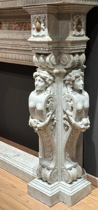 Fireplace carved in white marble and breccia inserts, second half of the 19th century