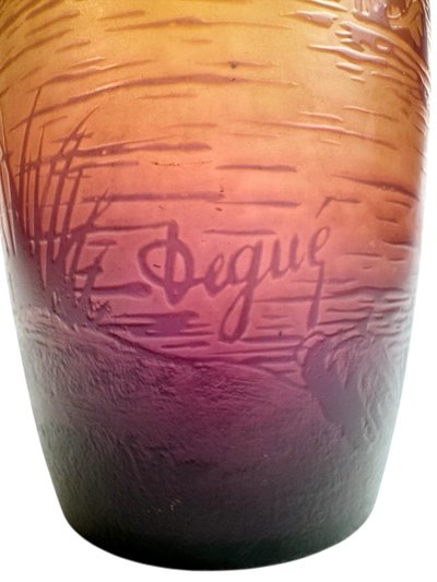 Degué vase with lake landscape design