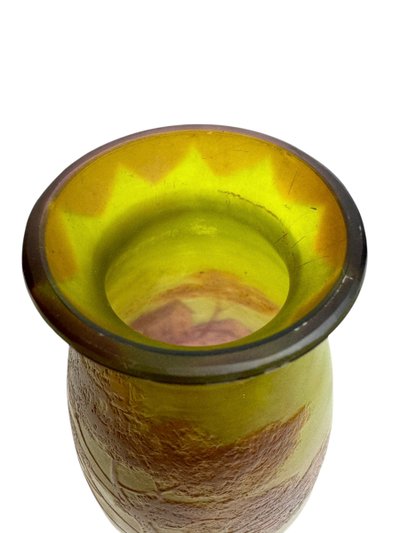 Degué vase with lake landscape design
