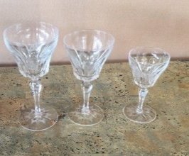 Un servizio di bicchieri di cristallo tagliato composto da 70 pezzi.