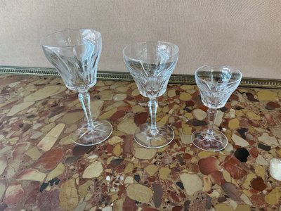 Un servizio di bicchieri di cristallo tagliato composto da 70 pezzi.