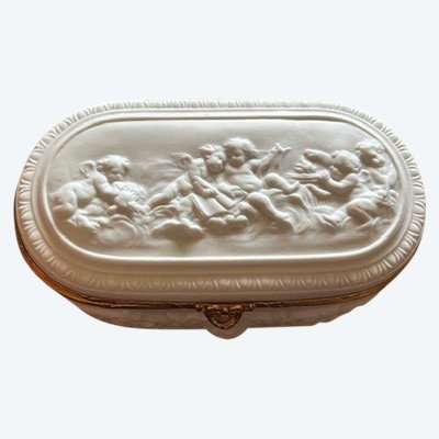 Porcelain box - Limoges - cherub decoration and brass mounting