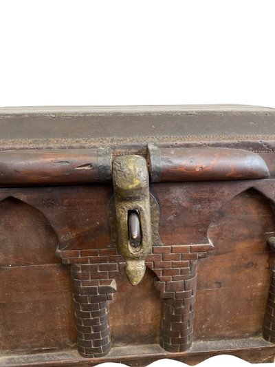 Antico cassettone gotico del XVIII secolo in legno intagliato e pelle