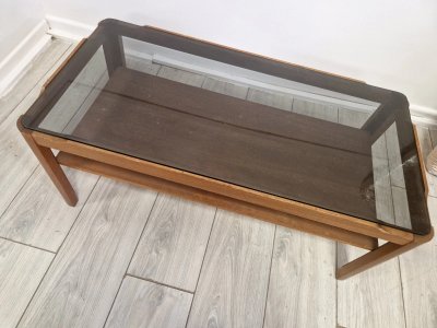 Ein Teakholz Myer Couchtisch Aus Der Mitte Des Letzten Jahrhunderts Und Rauchglas