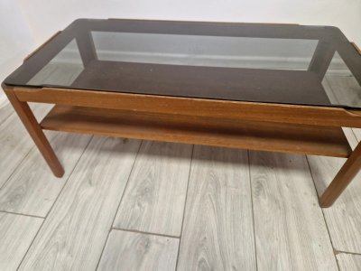 Ein Teakholz Myer Couchtisch Aus Der Mitte Des Letzten Jahrhunderts Und Rauchglas