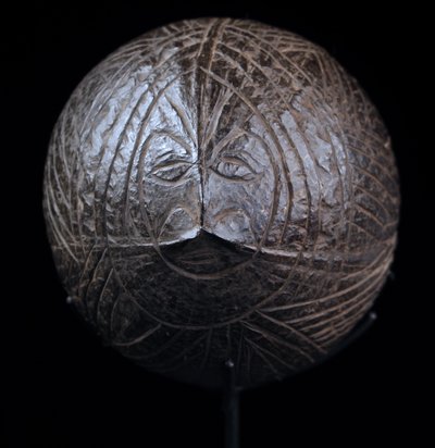 Noix de coco ciselée, flute rituelle, art tribal, Océanie, art océanien, arts premiers, objet rituel