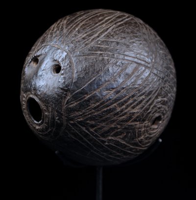 Noix de coco ciselée, flute rituelle, art tribal, Océanie, art océanien, arts premiers, objet rituel