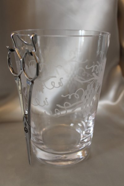 Engraved glass grape bucket complete with scissors